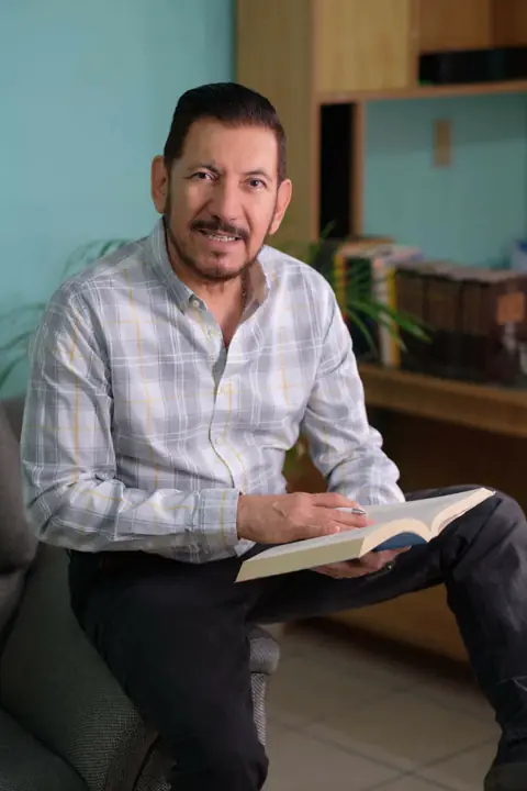 José Quevedo López en su consultorio